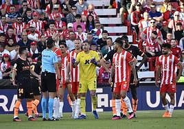 Fernando dialoga con Sánchez Martínez en una acción que pudo acabar en penalti.