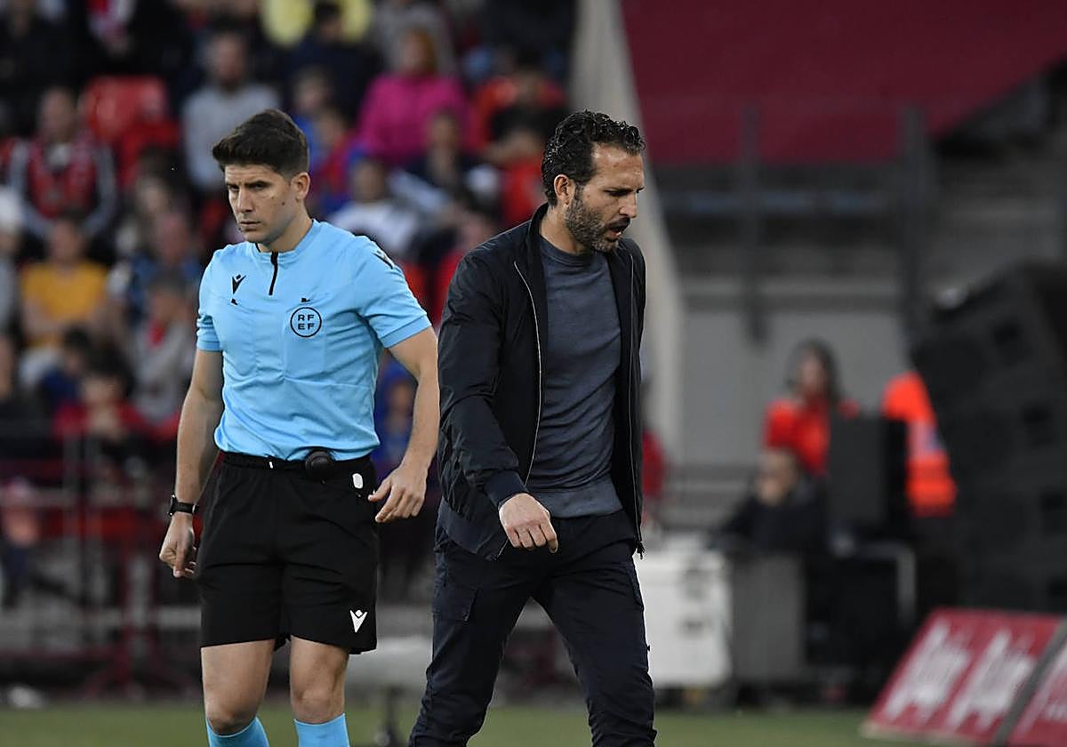 Rubén Baraja abandona el terreno de juego con mala cara.
