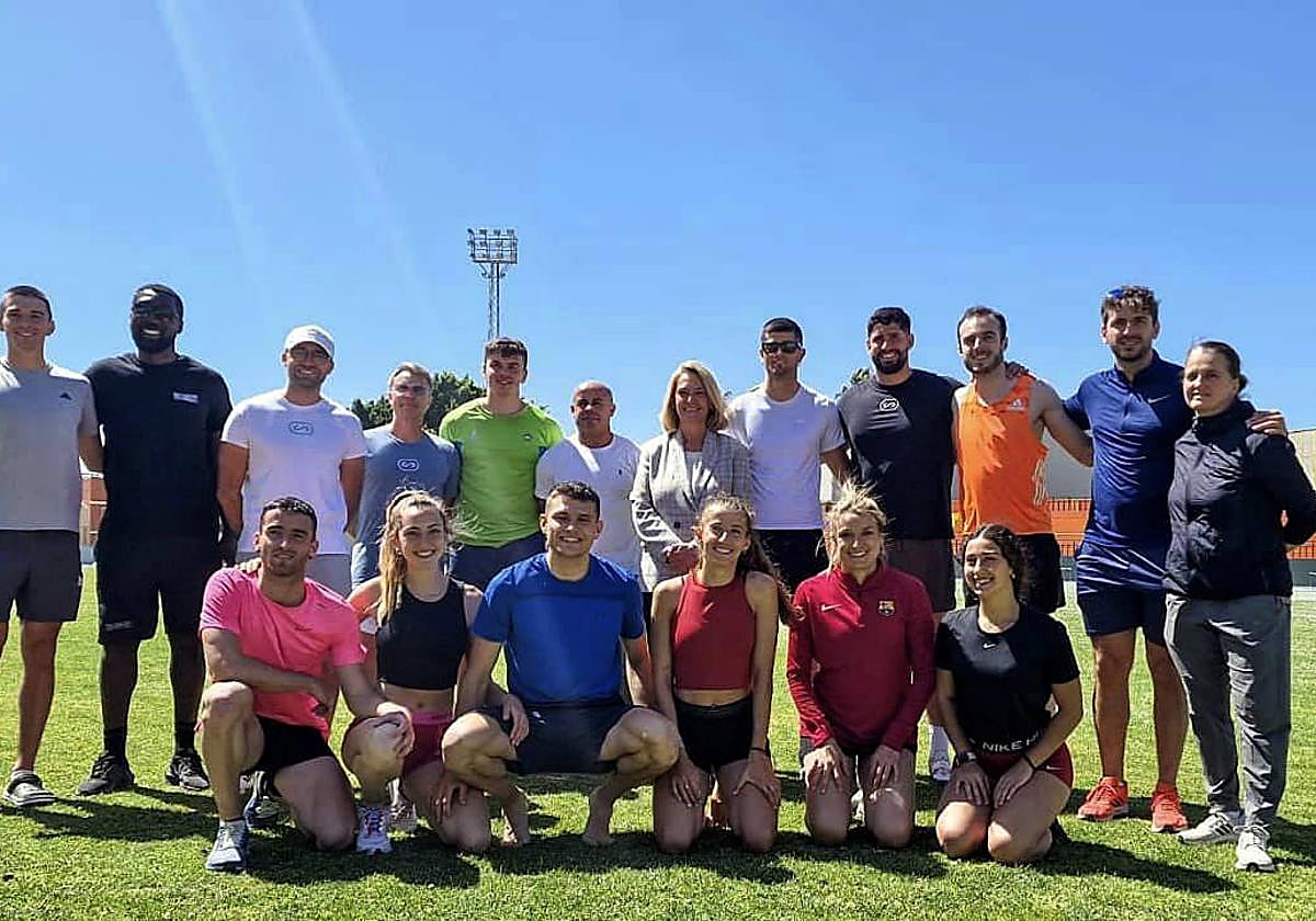 Los atletas, en las instalaciones del polideportivo Emilio Hidalgo.