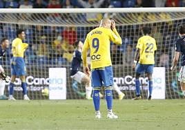 Sandro lamenta el gol del Oviedo mientras los carbayones celebran.