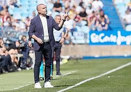 Paco López da indicaciones a sus futbolistas en La Romareda.