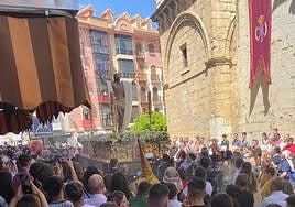 Salida de los dos pasos este Domigno de Resurrección de la Iglesia de San Ildefonso.