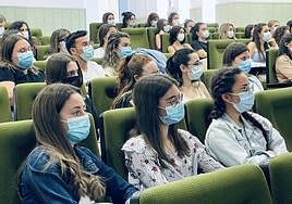 Alumnas de Enfermería en el acto de recepción en el Hospital Universitario de Jaén.