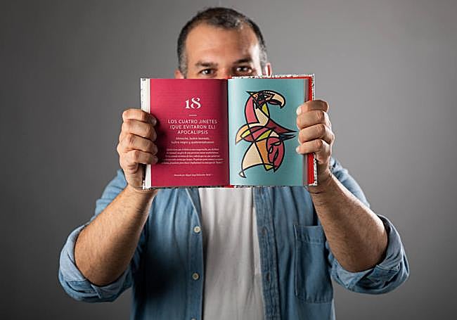 Castillo, con el libro.