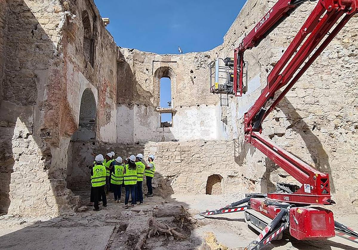 Primera visita guiada a los restos de la iglesia de San Miguel.