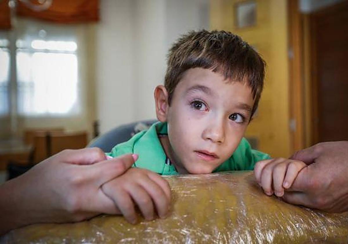 Adrián sufre una enfermedad ultra rara llamada distrofia neuroaxional infantil. El dinero de la hucha iba destinado a la investigación de su dolencia.