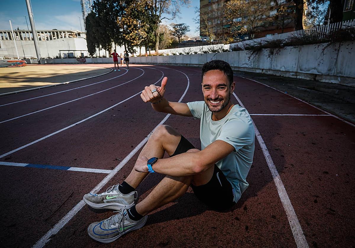 Ignacio Fontes sonríe sentado sobre el tartán del Estadio de la Juventud.
