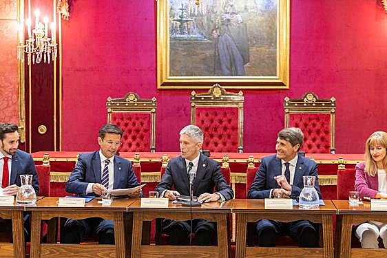 El ministro del Interior, Fernando Grande-Marlaska, ha presidido este lunes en la plaza del Carmen la primera reunión para la coordinación del plan.
