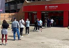 Colas frente a las taquillas de Los Cármenes este lunes a mediodia.