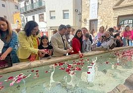 Tirada de pétalos de rosas al agua para homenajear a las víctimas gitanas de las distintas persecuciones a las que han sido sometidas a lo largo del a historia.