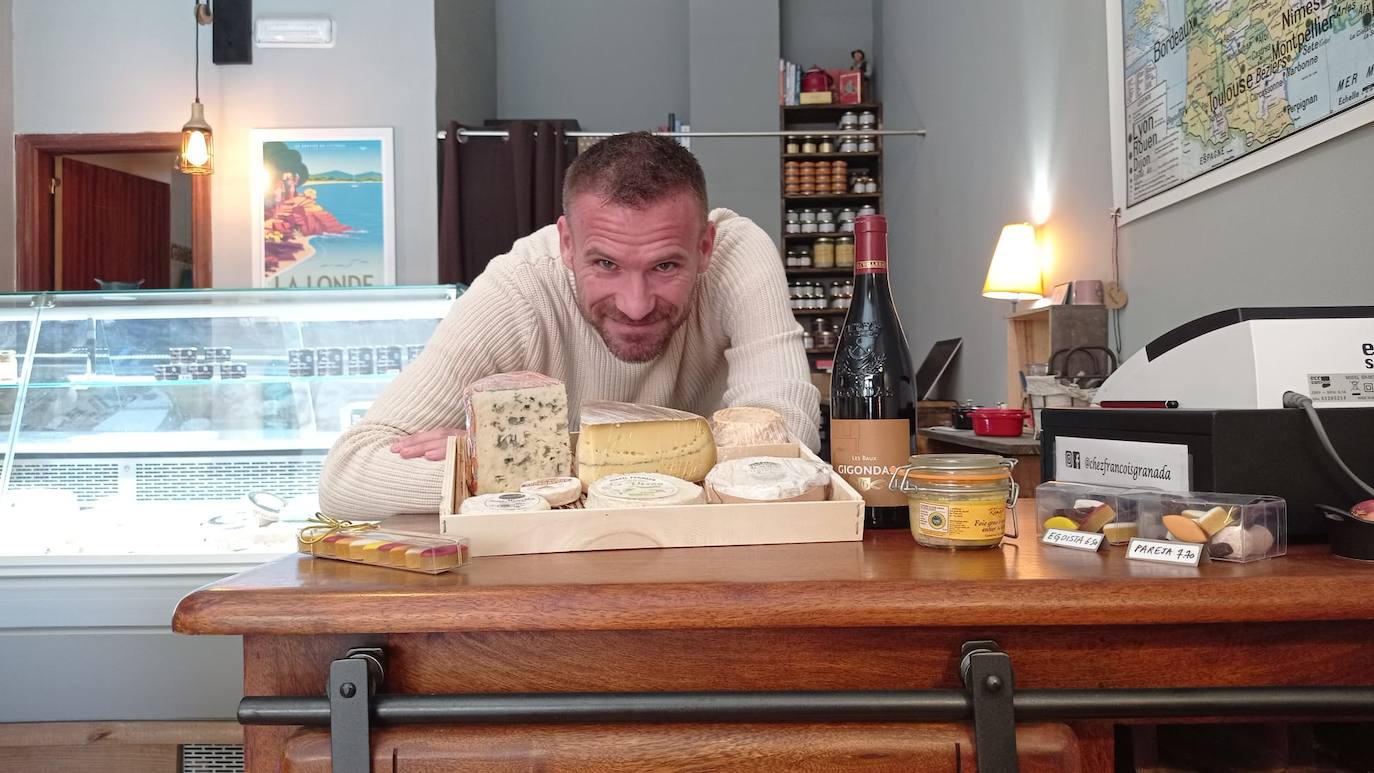 François muestra orgulloso una selección de sus mejores productos venidos de Francia: quesos untuosos, foie gras de verdad, vinos con denominación de origen y dulces franceses. exquisitos