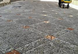 Gotas de cera en el nuevo enlosado de la calla Maestra.