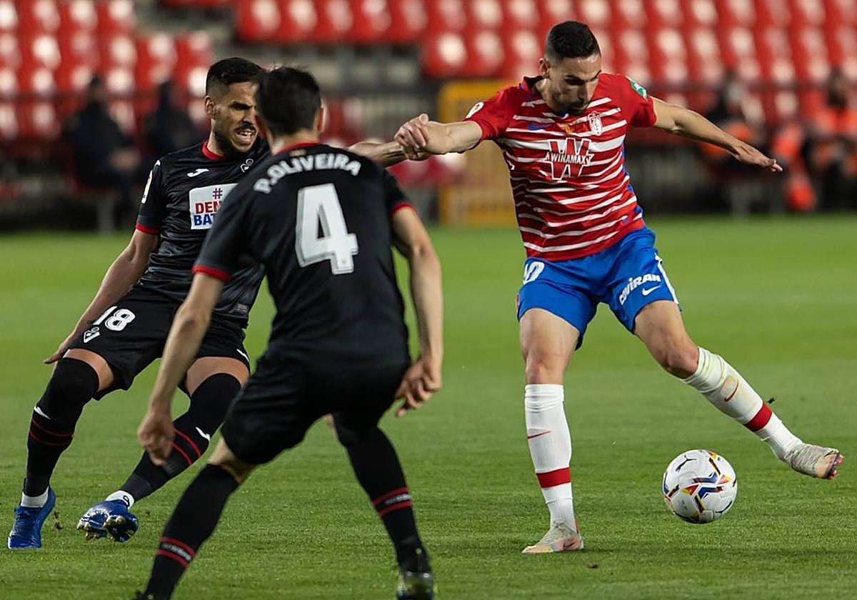 Antonio Puertas golpea un balón en el último precedente contra el Eibar en Los Cármenes.