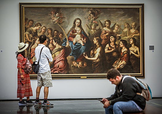 Visitantes extranjeros observan una de las obras del Museo de Bellas Artes.