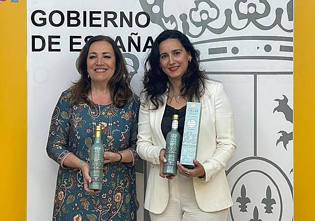 Catalina Madueño y la gerente de la Sociedad Cooperativa Andaluza San Vicente de Mogón (Villacarrillo), María del Mar Manrique.