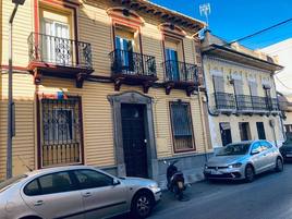 Fachada de la casa de Albolote que tuvo alquilada el club Cubillas y donde fueron desahuciados por impago de alquiler.