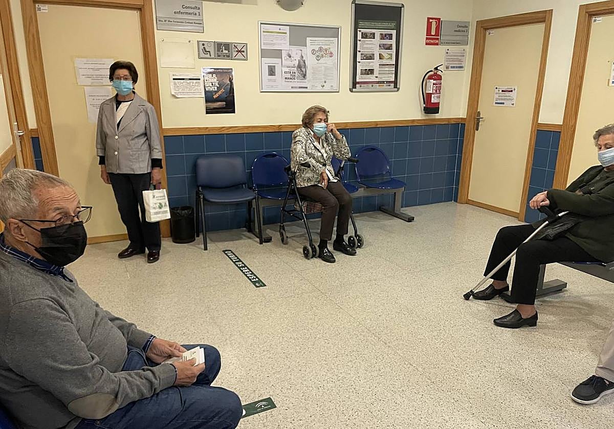 Pacientes esperando en el centro de salud Fígares.