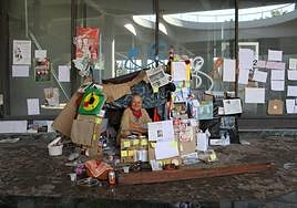 Khadija, en su chabola, ubicada bajo las escaleras del Palacio de Congresos.