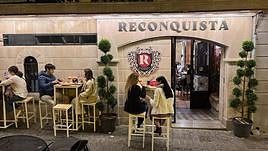 La entrada del restaurante asador Reconquista en la calle Escudo del Carmen.