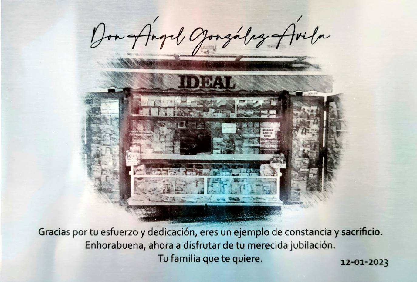 Imagen secundaria 1 - Detalles de su fiesta de jubilación.