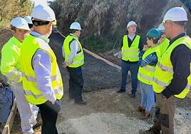 Soledad Aranda, acompañada por técnicos y el alcalde, visitan las obras.