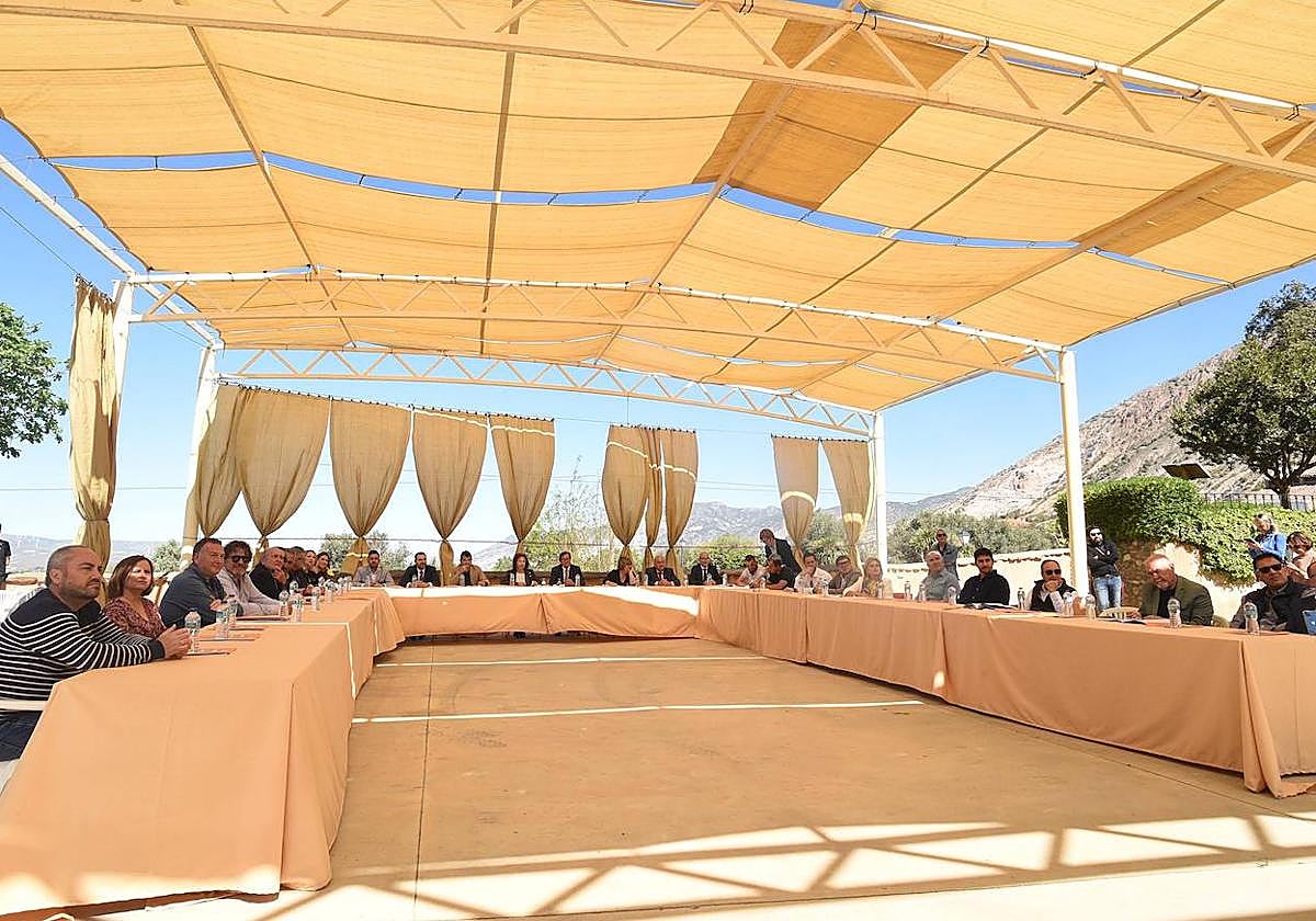 Firma del pacto contra la despoblación ayer en Nigüelas.