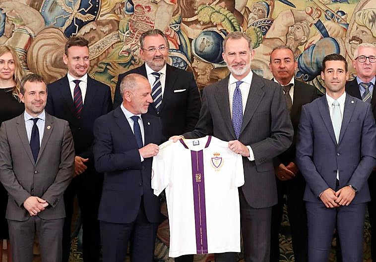 El Rey recibe de manos del presidente del Real Jaén la camiseta conmemorativa del centenario del club.