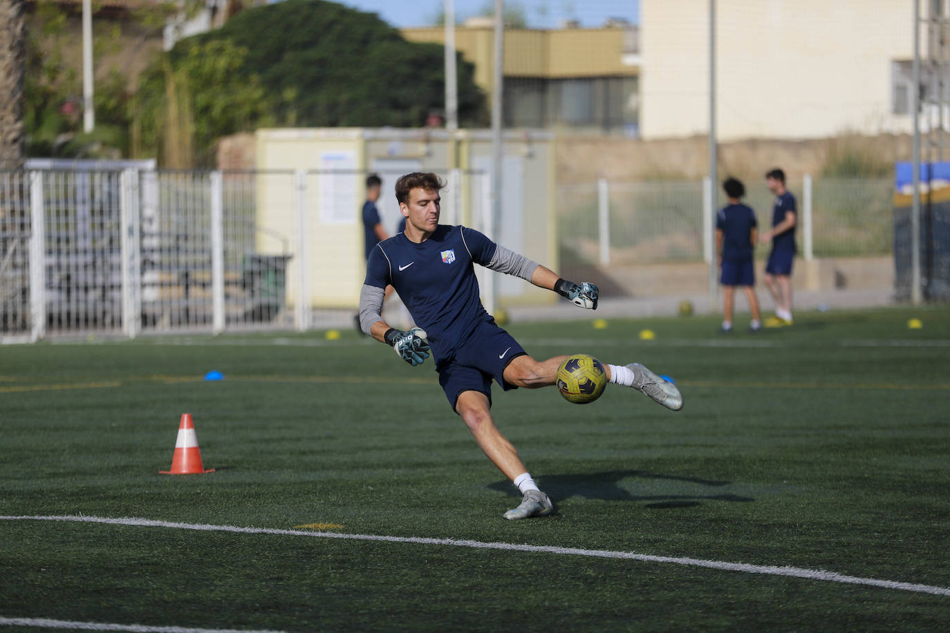 Imagen principal - Entrenamiento en la academia del Motril.