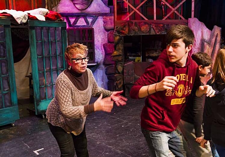 Sánchez, dirigiendo a sus jóvenes actores.