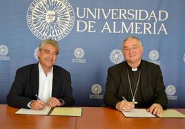 El Rector, Carmelo Rodríguez. y el Obispo, Antonio Cantero, durante la firma del convenio.