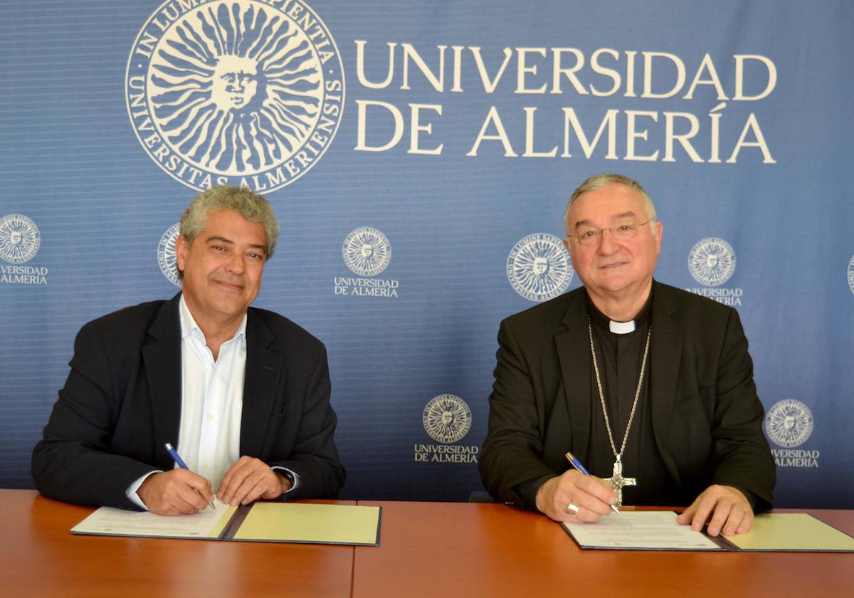 El Rector, Carmelo Rodríguez. y el Obispo, Antonio Cantero, durante la firma del convenio.