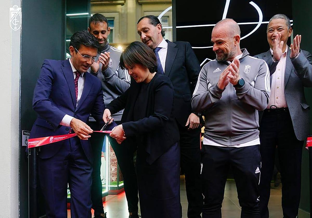 Paco Cuenca y la presidenta Yang cortan la cinta para inaugurar oficialmente la tienda, junto a Víctor Díaz, García Amado, Paco López y Xiaohua Li.