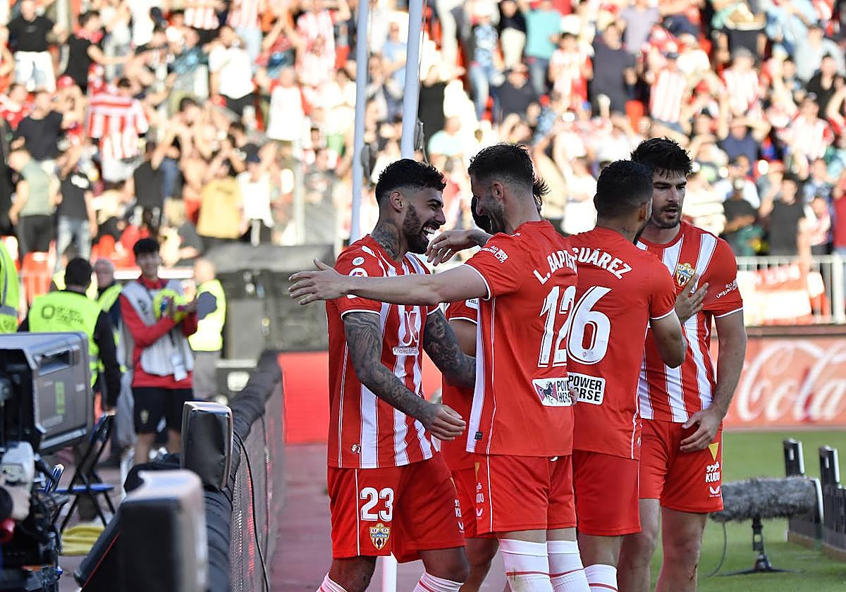 Samú Costa celebra el primer gol, marcado por Melero.