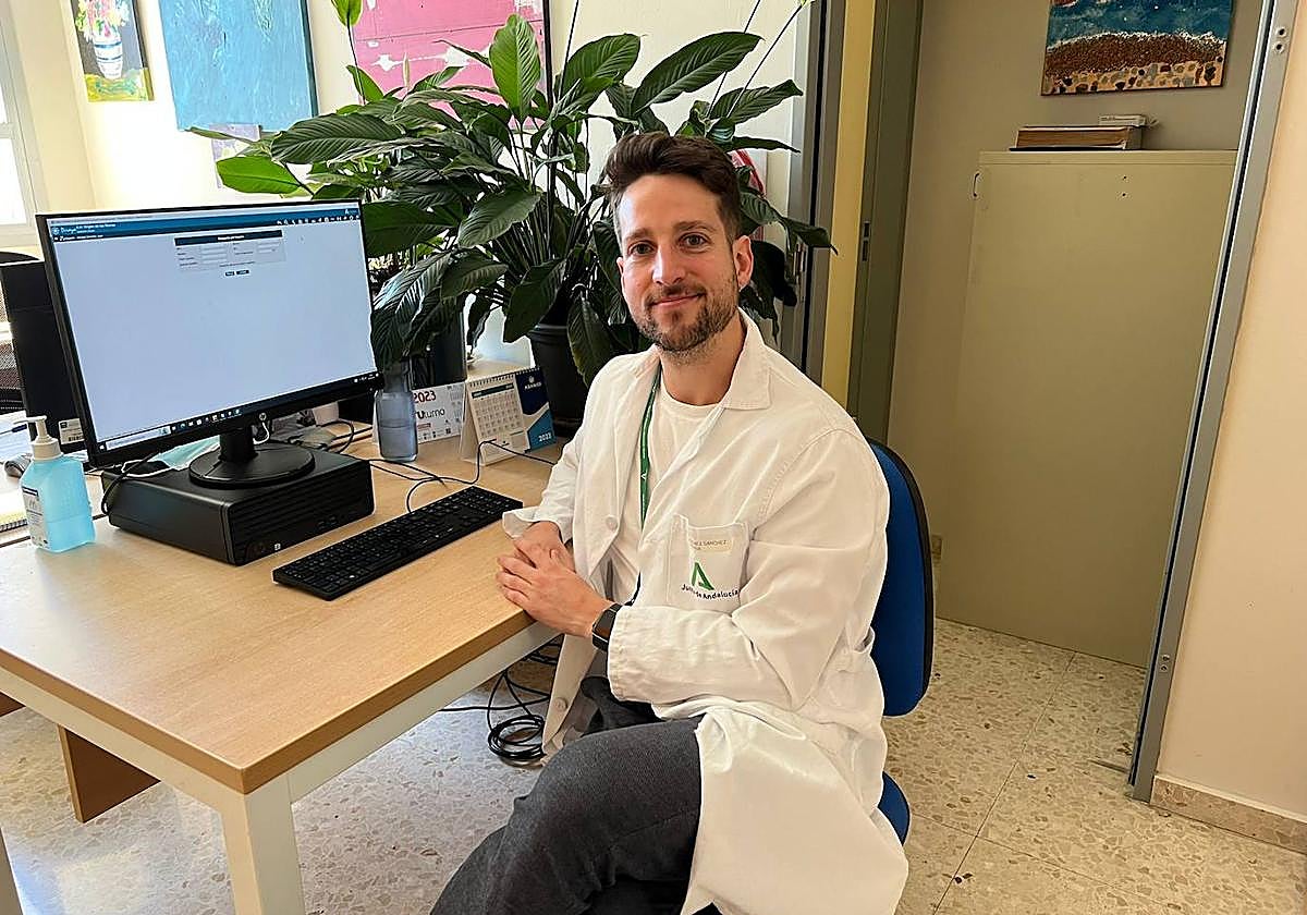 Juan trabaja tanto en el centro de salud de Atarfe como en el Hospital Universitario Virgen de las Nieves.
