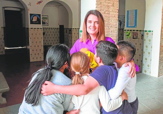 Un ambiente cálido.La directora es abrazada por el alumnado.