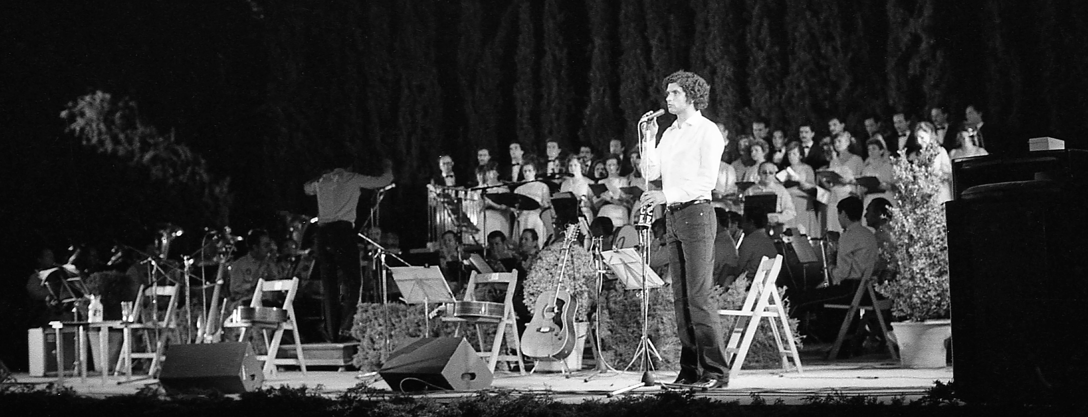 Carlos Cano interpreta sus Crónicas Granadinas en el Generalife, el 11 de Junio de 1982.