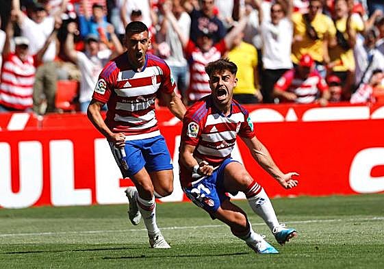 Uzuni y Melendo celebran el gol del segundo.