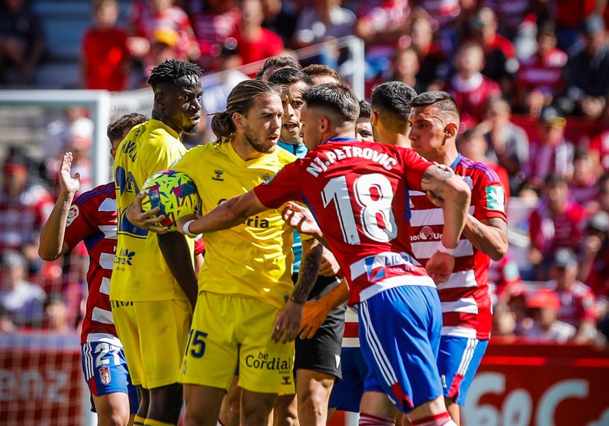 Petrovic y Álvaro Jiménez discuten tras una falta.