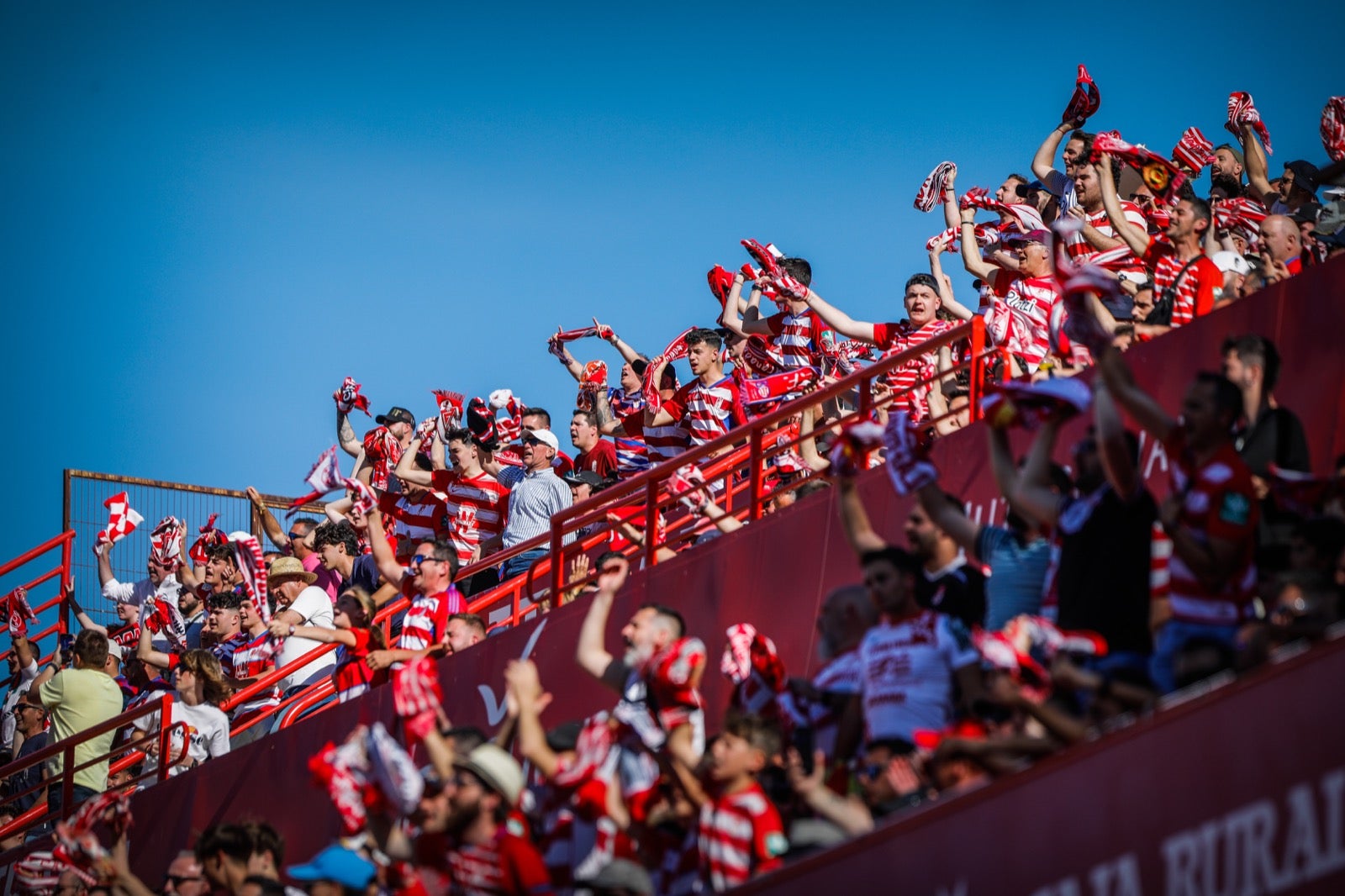 El triunfo del Granada ante Las Palmas, a ras de césped