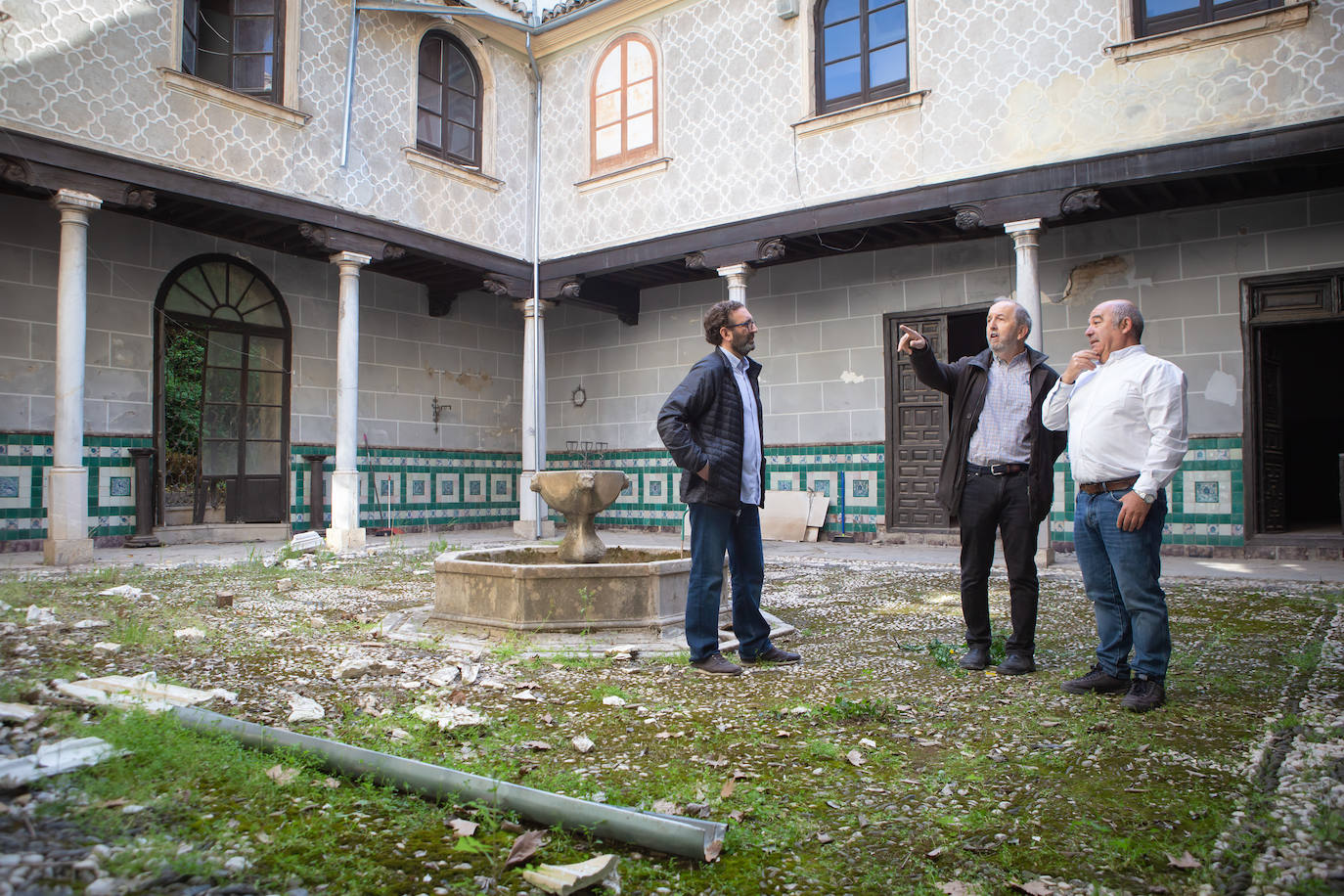 Fernando Acale, Javier Dávila y Antonio Navarro, en el patio del Palacio de los Marqueses de Cartagena, una de las joyas de este edificio del siglo XVI que se convertirá en hotel de lujo.