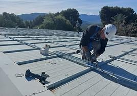 Instalación de las placas solares en el pabellón de La Salobreja.