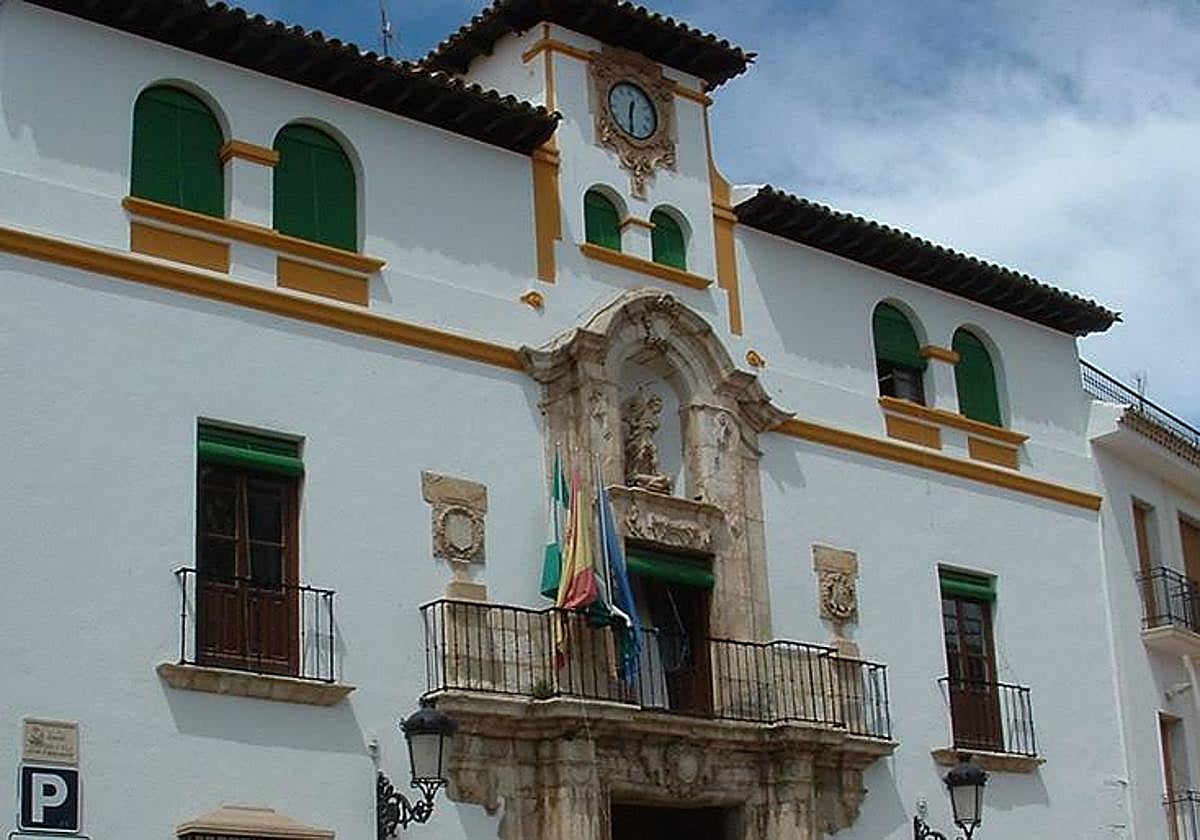 Banderas en la fachada del Consistorio.