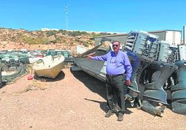 Juan José Cara muestra algunas de las narcolanchas que se encuentran el depósito judicial de Alhama de Almería.