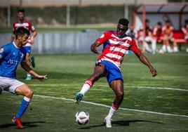 Samu Omorodion en el choque ante el Vélez.