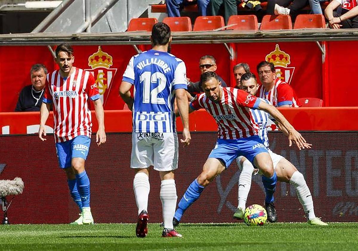 Una acción del partido entre Alavés y Sporting, que rompió el triple empate de los vitorianos con el Granada.