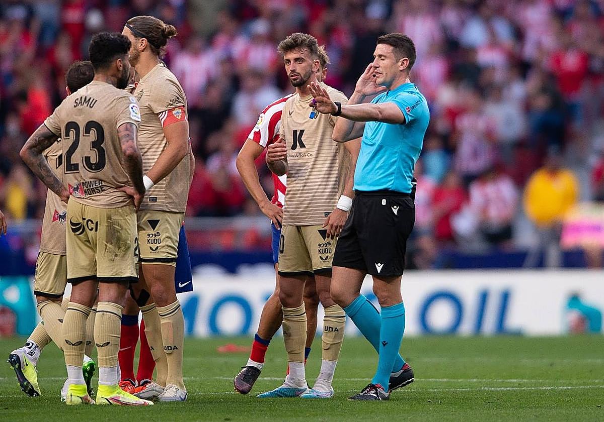 El colegiado del encuentro recibe instrucciones desde el VAR.