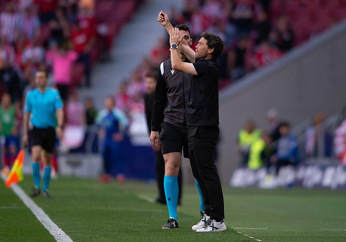 Rubi le indica al colegiado que había mano y penalti a favor del Almería