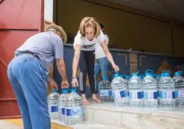 Reparto semanal de agua embotellada en el edificio de usos múltiples de Alamedilla, en el año 2017, la anterior vez que se emitió una alerta sanitaria.
