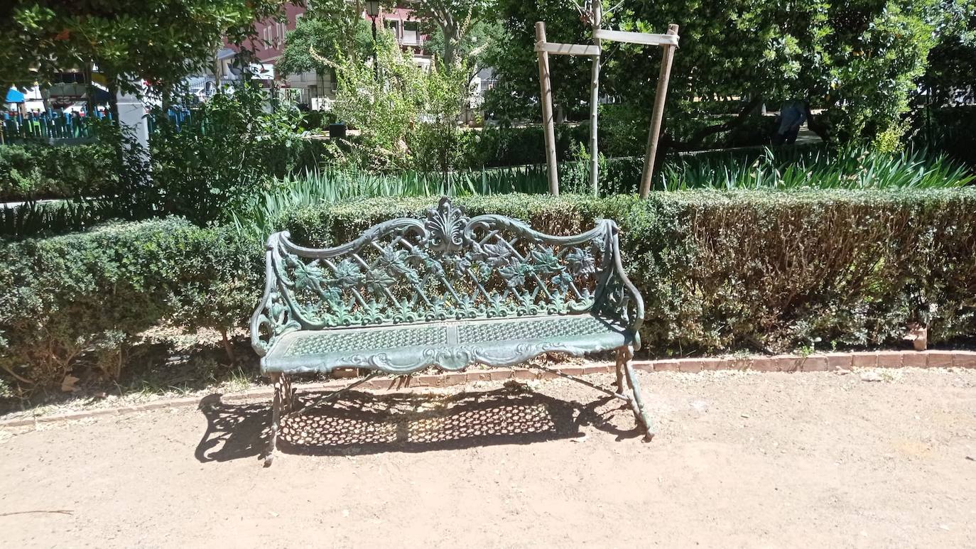 En el corazón de los jardines del Salón se esconden estas bellezas de otro tiempo con un hierro fundido muy tratado. Son cómodos para un ratito.