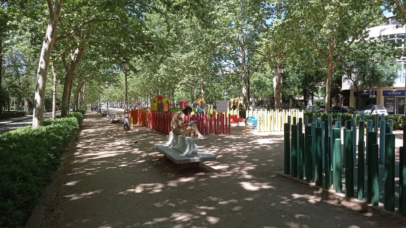 El Paseo del Salón también ofrece unos preciosos bancos de piedra con un diseño especial y que son bastante cómodos. La cuestión es que luego la gente se sienta como le da la gana